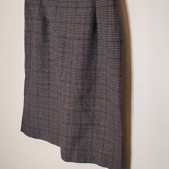 Simple and Classic Gray Tweed Pencil Skirt with Red Accents - Picture 2 of 5